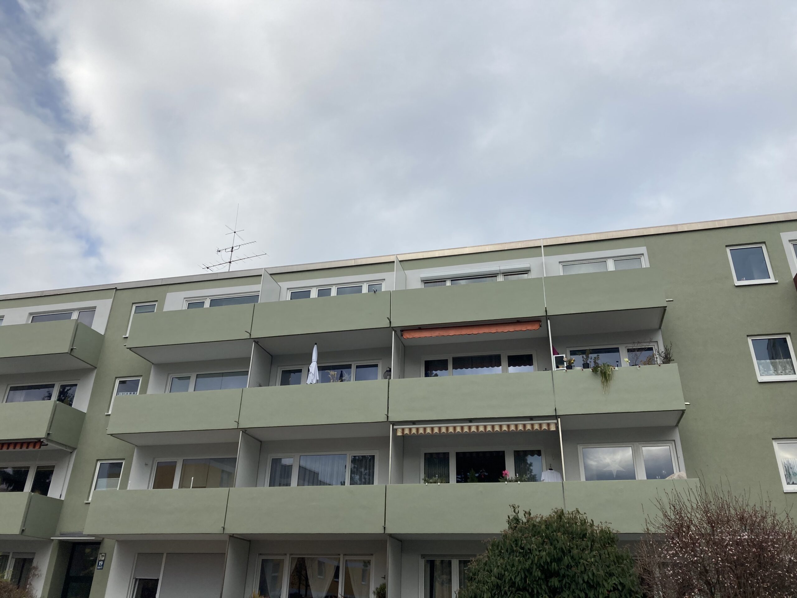 Sanierung der Fassade und der Balkone – Projekt Maikammerer Str. 17-21 / Grünstadter Platz 15 in 81539 München