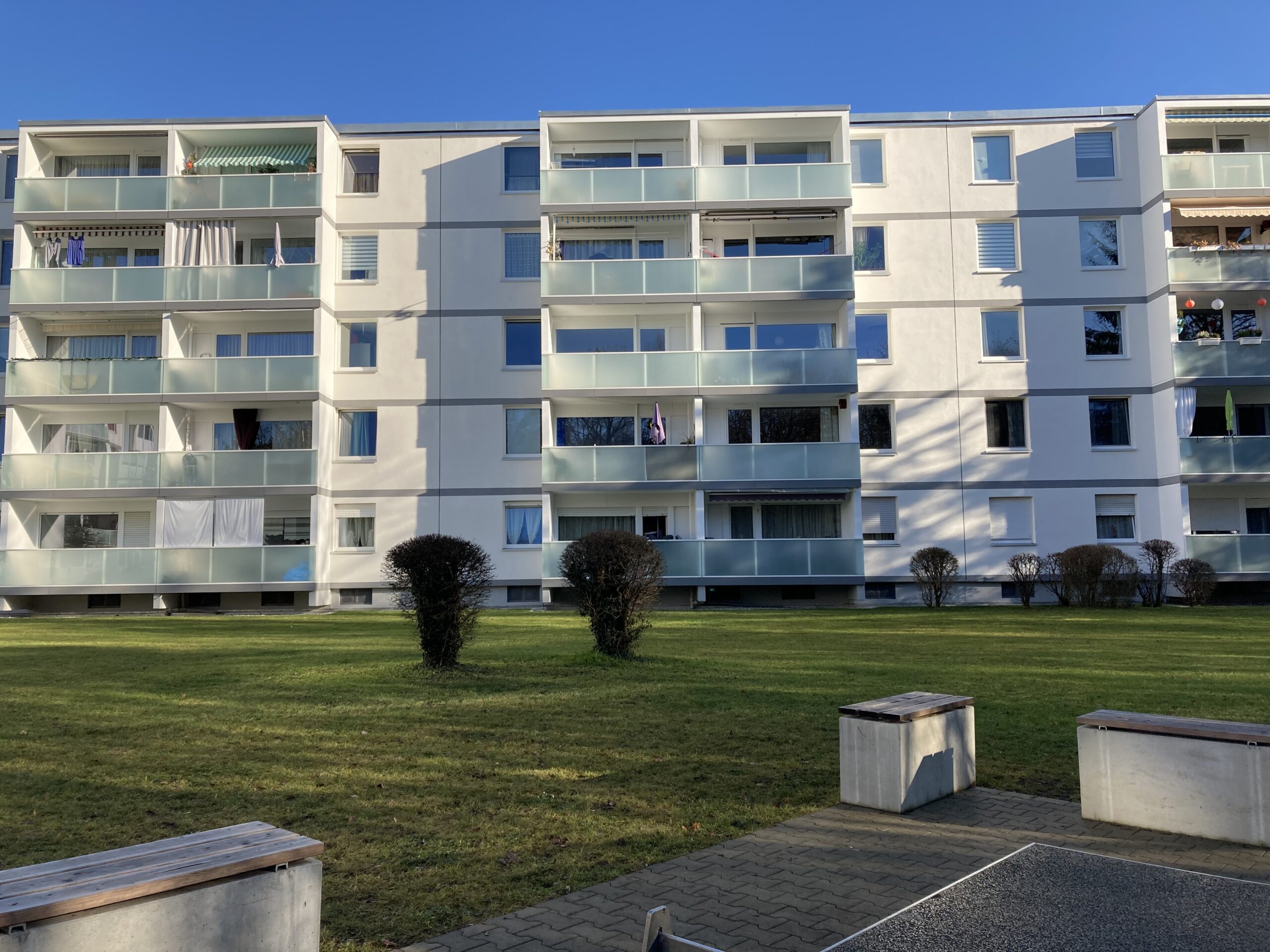 Wärmedämmverbundsystem an der Fassade eines Wohnhauses in München-Großhadern